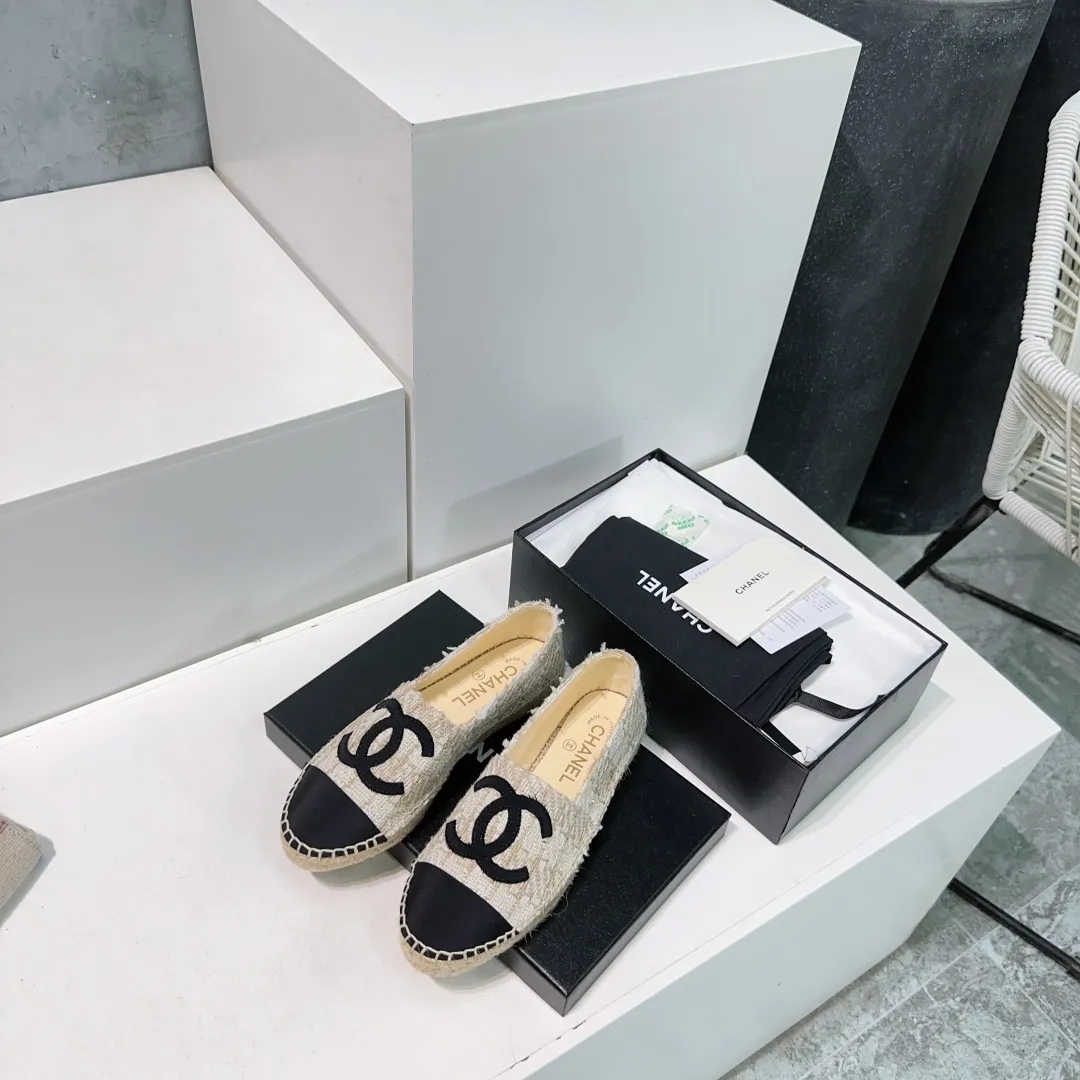 👟👟Ex-factory price 400👟👟 🌹🌹Top version🌹🌹 🌈🌈CHANEL🌟🌟Chanel's new hemp rope sole fisherman's shoes. 🔥🔥The upper is made of imported printed cloth, the inner pad is silk sheepskin, super soft sheep feet, and the original rubber-injected translucent rubber original color espadrille sole. 🐎Size: 35-40 (34, 41, 42 can be customized, non-refundable)